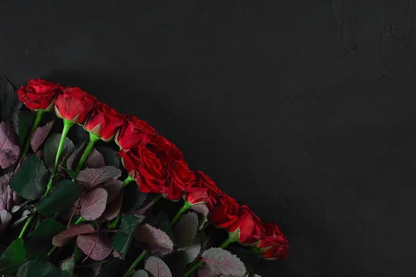 Μπουκέτο με κόκκινα τριαντάφυλλα σε μαύρο φόντο. Άνω όψη — Φωτογραφία Αρχείου