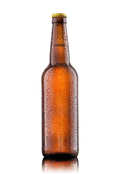 Botella de cerveza con gotas sobre fondo blanco . — Foto de Stock