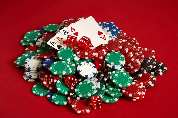 Cartões de poker e fichas de jogo no fundo vermelho — Fotografia de Stock