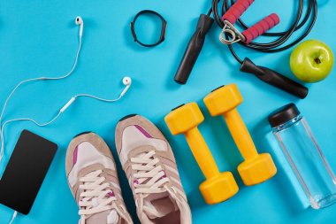 Kadın giyim, halter ve şişe suyu üzerinde parlak mavi arka plan ile sporcular ayarla