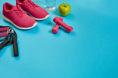 Düz yatıyordu halter, şişe su, ip atlama ve spor ayakkabı, spor malzemeleri, fitness öğeleri, görünümü top