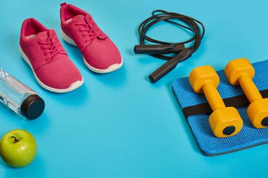 Düz yatıyordu halter, şişe su, ip atlama ve spor ayakkabı, spor malzemeleri, fitness öğeleri, görünümü top