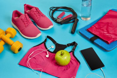 Düz yatıyordu halter, şişe su, ip atlama ve spor ayakkabı, spor malzemeleri, fitness öğeleri, görünümü top