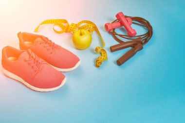 Halter, şişe su, ip atlama ve spor ayakkabı düz yatıyordu, spor aletleri, fitness öğeleri, görünümü en iyi. Güneş parlaması