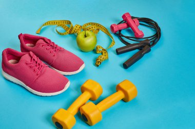 Düz yatıyordu halter, şişe su, ip atlama ve spor ayakkabı, spor malzemeleri, fitness öğeleri, görünümü top