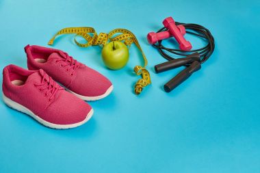 Düz yatıyordu halter, şişe su, ip atlama ve spor ayakkabı, spor malzemeleri, fitness öğeleri, görünümü top