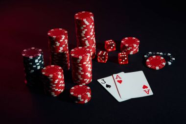 Kumar ve oyun kartları siyah arka plan üzerinde kırmızı ve siyah cips