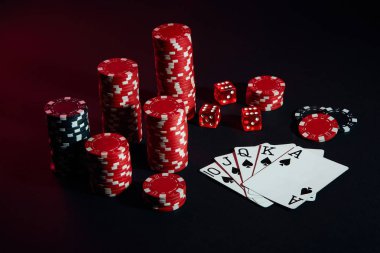 Kumar ve oyun kartları siyah arka plan üzerinde kırmızı ve siyah cips