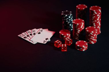 Kumar ve oyun kartları siyah arka plan üzerinde kırmızı ve siyah cips