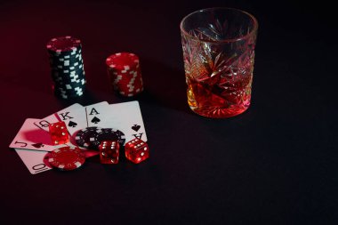 Kart poker oyuncusu. Masaya cips ve bir bardak viski kokteyli vardır. Kartları - Royal Flush