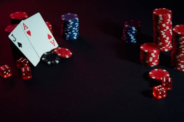 Casino fişi ve siyah masa yüzeyi kartları. Kumar, servet, oyun ve eğlence kavramı - kadar yakın