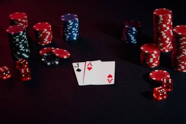 Casino fişi ve siyah masa yüzeyi kartları. Kumar, servet, oyun ve eğlence kavramı - kadar yakın