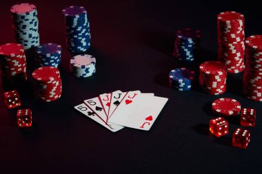 Casino fişi ve siyah masa yüzeyi kartları. Kumar, servet, oyun ve eğlence kavramı - kadar yakın