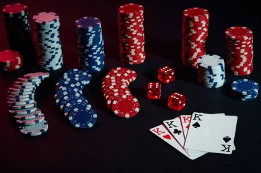 Casino fişi ve siyah masa yüzeyi kartları. Kumar, servet, oyun ve eğlence kavramı - kadar yakın