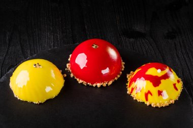 Güzel kek parlak kırmızı ve sarı sır ile kaplı. Konsept tasarım pasta tatlılar