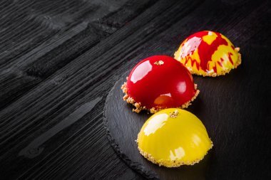 Güzel kek parlak kırmızı ve sarı sır ile kaplı. Konsept tasarım pasta tatlılar