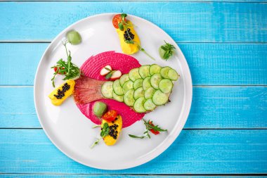 Balık yemek - kızarmış balık filetosu ve sebze