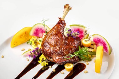 Beyaz tabakta servis berry sos ile tepesinde Sebzeli tavuk