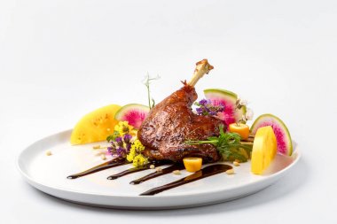 Beyaz tabakta servis berry sos ile tepesinde Sebzeli tavuk