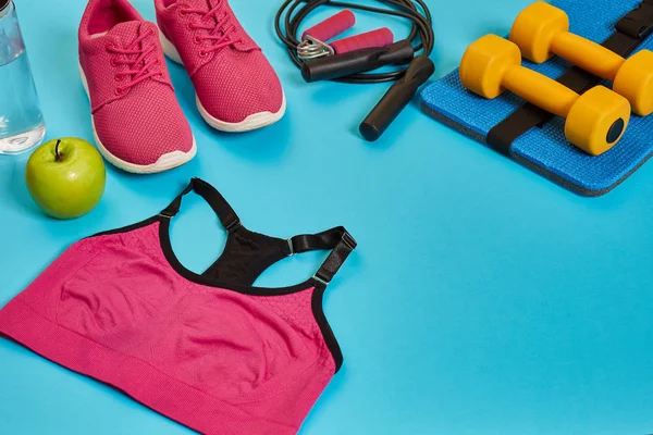 Düz yatıyordu halter, şişe su, ip atlama ve spor ayakkabı, spor malzemeleri, fitness öğeleri, görünümü top — Stok fotoğraf