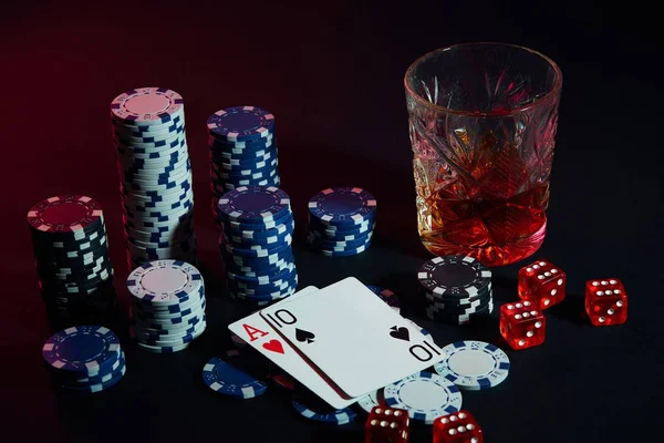 Pokerkarten mit Würfeln liegen schön auf dem Tisch, vor dem Hintergrund von Pokerchips — Stockfoto