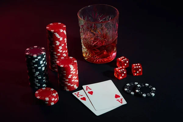 Cartas de jugador de poker. En la mesa hay papas fritas y una copa de cóctel con whisky. Cartas - As y Rey — Foto de Stock