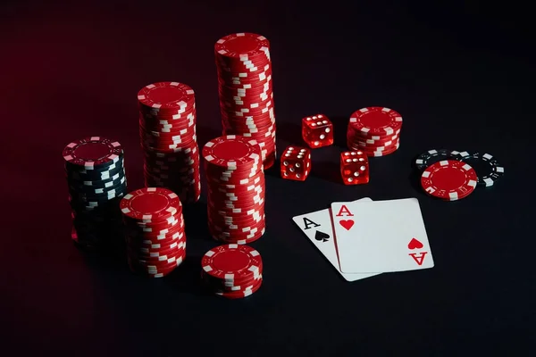 Kumar ve oyun kartları siyah arka plan üzerinde kırmızı ve siyah cips — Stok fotoğraf