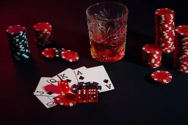 Cards of poker player. On the table are chips and a glass of cocktail with whiskey. Combination of cards - Royal Flush — Stock Photo, Image