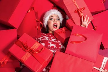 Hediyeler dağda yalan bir yeni yıl içinde komik genç kadın.