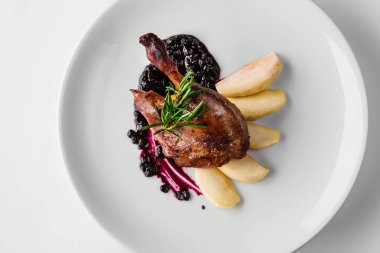 Gıda. Armut ve Frenk üzümü soslu ördek bacak. Şarküteri gurme restoran menü kavramı