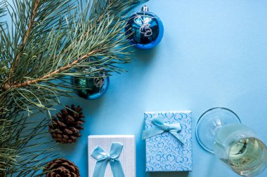 Yeni yıl hayat - bir kadeh şampanya, Noel süsleri ve arka plan mavi Ladin dallarda hala