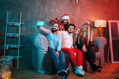Arkadaşlar selfie süre kutlama Noel ve yeni yıl arifesi evde yapma