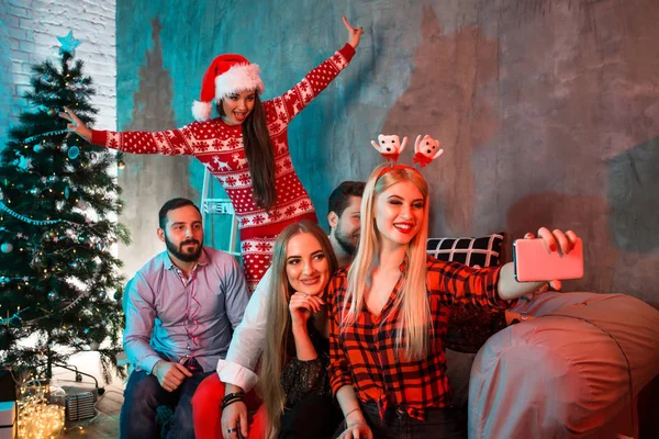 Amigos haciendo selfie mientras celebran la Navidad o Año Nuevo en casa —  Fotos de Stock
