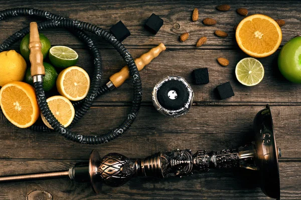 Elegante narguile de fumar y cesta con limón, lima y naranja en — Foto de Stock