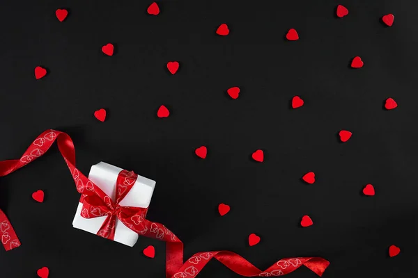 검은 바탕에 빨간 리본으로 흰색 선물 상자. 발렌타인 d — 스톡 사진