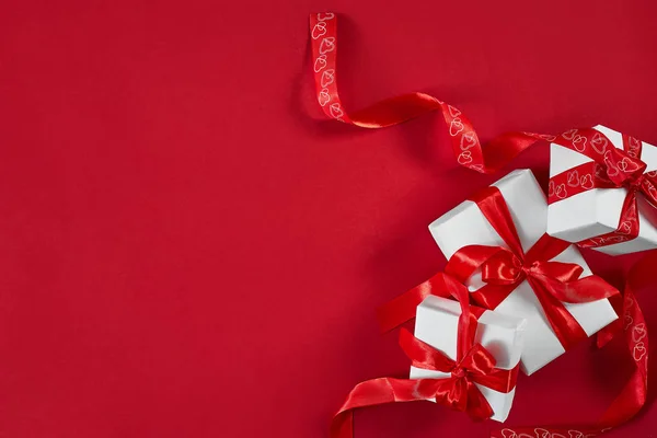 붉은 바탕에 빨간 리본으로 흰색 선물 상자. 발렌타인 d — 스톡 사진