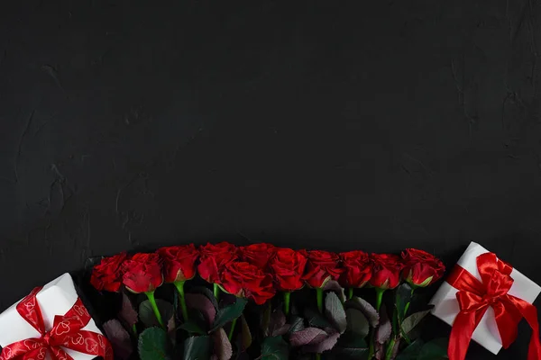 Witte geschenkdozen met rood lint op zwarte achtergrond. Valentines — Stockfoto
