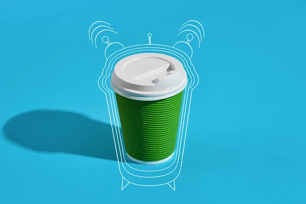热咖啡在绿色纸杯子与白色盖子在蓝色背景 — 图库照片