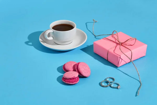 バレンタインの日のグリーティング カード。白いコーヒー カップ、ピンクのマカロン — ストック写真