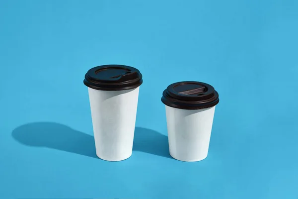 Flat lay design of 2 hot coffee cups on blue background with cop — Stock Photo, Image