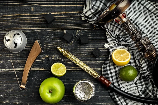 Narghilè arabo con un sapore di tabacco di una miscela di agrumi e mela — Foto Stock