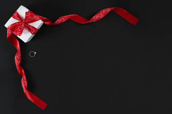 白色礼品盒, 红丝带和环隔离在黑色 backgr — 图库照片