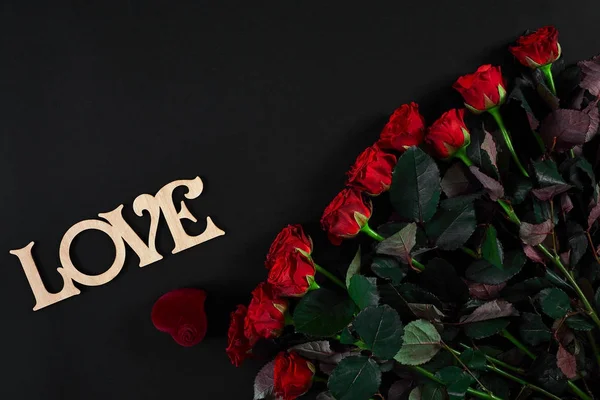 赤いバラとリングのボックスの花束。トップ表示 — ストック写真