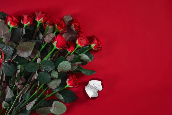Un bouquet de roses rouges et une boîte d'anneau. Voir en haut — Photo