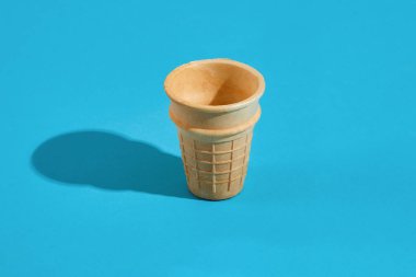 Gözleme dondurma koni ile mavi bir arka plan üzerinde gölge