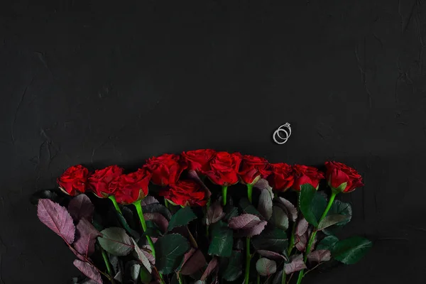Un bouquet de roses rouges et une bague. Voir en haut — Photo