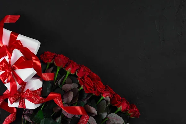 Witte geschenkdozen met rood lint op zwarte achtergrond. Valentines — Stockfoto