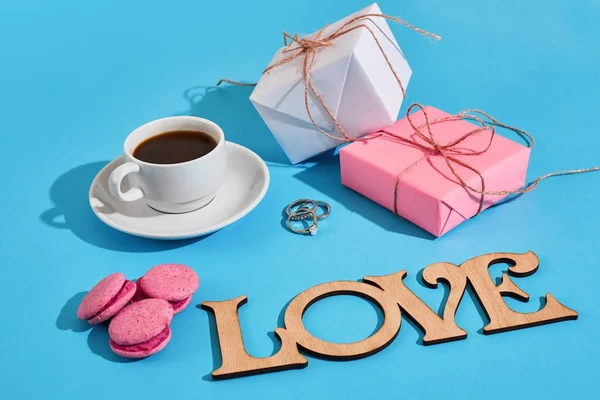 バレンタインの日のグリーティング カード。白いコーヒー カップ、ピンクのマカロン — ストック写真