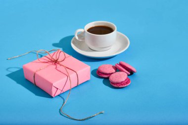 Sevgililer günü tebrik kartı. Beyaz kahve Kupası, pembe macaroons