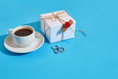 Sevgililer günü tebrik kartı. Beyaz kahve Kupası ve hediye kutusunda